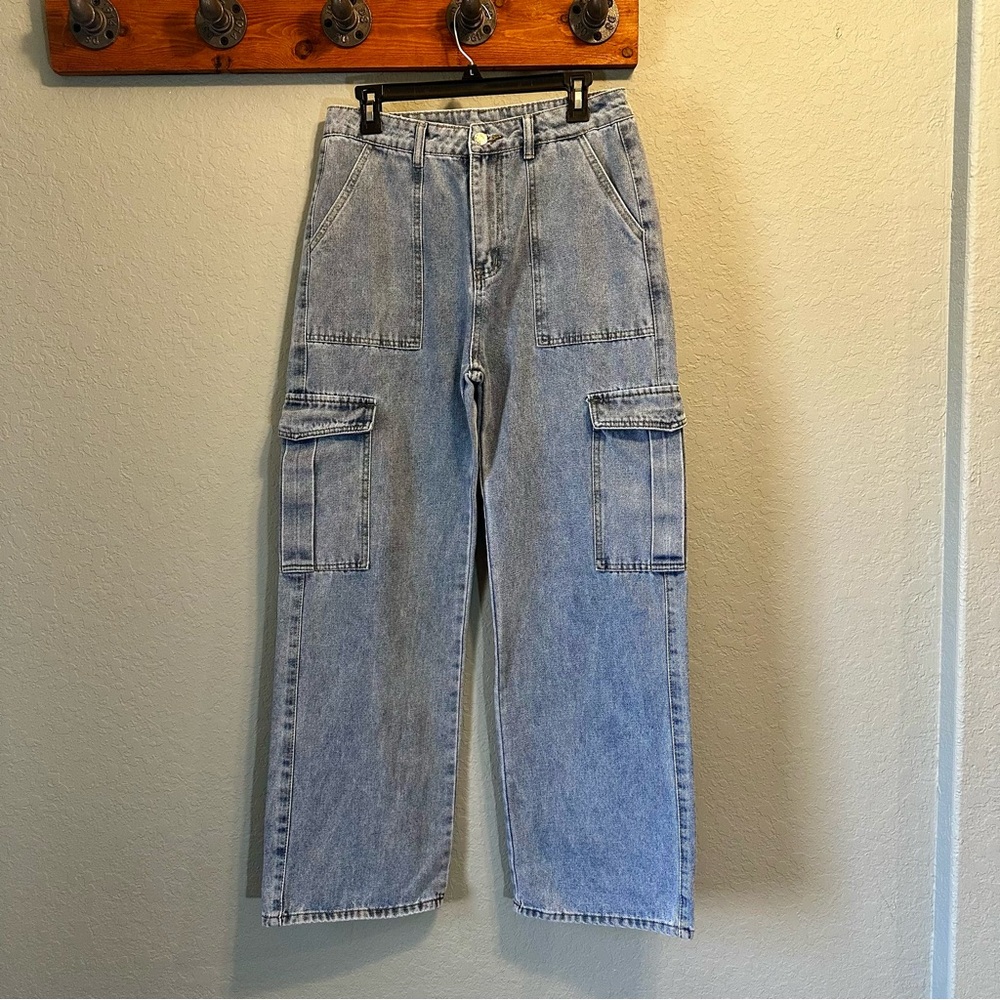 NWOT. Women’s cargo Zusamme Jeans size large. Comfortable ,baggy, & wide legs.
